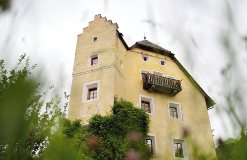 Pfalzen Apartment | Holiday Apartment 'Ansitz Baumannhof Gotik' with Mountain View, Shared Garden and Wi-Fi