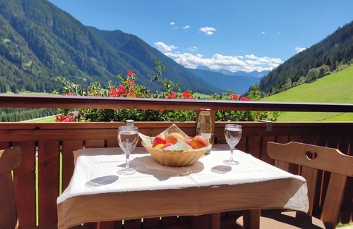 Valle di Casies Apartment | Holiday Apartment 'Ausserharmerhof Anno 1556' with Mountain View, Shared Garden and Wi-Fi