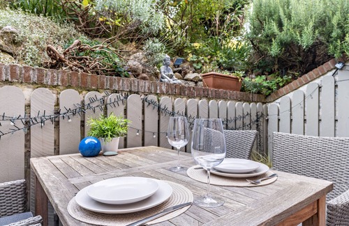 Schwedeneck Apartment | Holiday Apartment 'Beachhouse' with Private Terrace and Wi-Fi