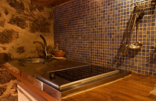 La Cuevarruz Apartment | Holiday Apartment "Casa de los Sueños - Dimoni" with Shared Terrace & Wi-Fi