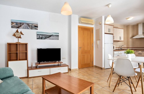 Conil de la Frontera City Center Apartment | Holiday Apartment "Casa Señores Cura 1 - Solo Familias" with Shared Terrace & Wi-Fi