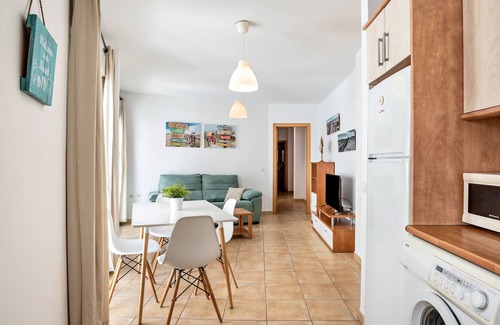 Conil de la Frontera City Center Apartment | Holiday Apartment "Casa Señores Cura 1 - Solo Familias" with Shared Terrace & Wi-Fi