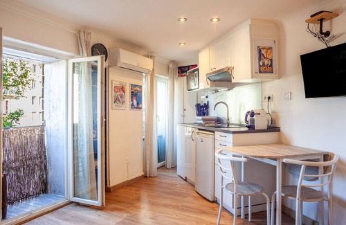 Notre-Dame du Mont Apartment | Holiday Apartment "Central Marseille" with Balcony & Wi-Fi