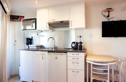 Notre-Dame du Mont Apartment | Holiday Apartment "Central Marseille" with Balcony & Wi-Fi