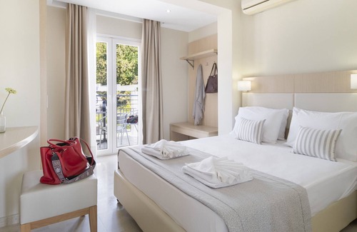 Vassiliki Apartment | Holiday Apartment 'Cosmos 2' close to the Beach with Shared Terrace & Wi-Fi