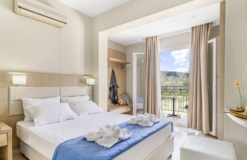 Vassiliki Apartment | Holiday Apartment 'Cosmos 4' close to the Beach with Shared Terrace & Wi-Fi