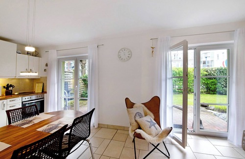 Seeheilbad Graal-Muritz Apartment | Holiday Apartment "Strandferienwohnung" with Private Terrace, Private Garden & Wi-Fi