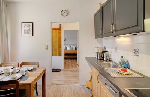 Warsingsfehn Apartment | Holiday Apartment "Fahrradland Meer" with Private Terrace and Wi-Fi