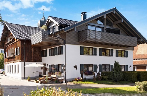 Rosshaupten Apartment | Holiday Apartment Götz, Accessible with Private Terrace.