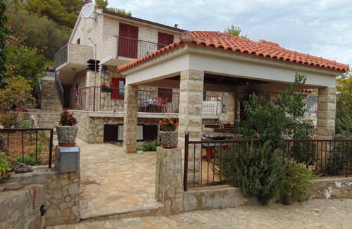 Cove Donja Krusica (Donje selo) Apartment | Holiday apartment Grohote for 1 - 4 persons with 2 bedrooms - Row house
