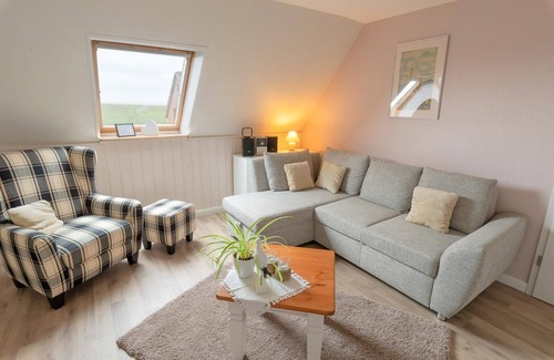 Langeneß Apartment | Holiday Apartment 'Haus Süderkamp' with Lake View and Wi-Fi