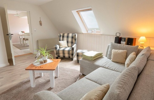 Langeneß Apartment | Holiday Apartment 'Haus Süderkamp' with Lake View and Wi-Fi