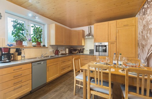 Heinrichsdorf Apartment | Holiday Apartment 'Haus Luise' Accessible, with Mountain View and Shared Terrace