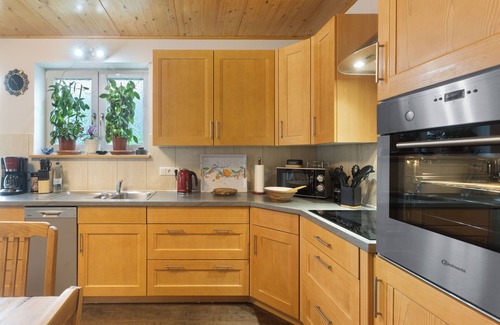 Heinrichsdorf Apartment | Holiday Apartment 'Haus Luise' Accessible, with Mountain View and Shared Terrace