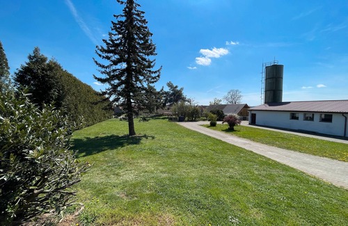 Rockingen Apartment | Holiday Apartment 'Hesselberg-Oase Ferienhof Hüttner' with Mountain View, Private Terrace and Wi-Fi