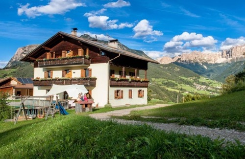 Brie Apartment | Holiday Apartment "Grödnerhof - Heidi" Mountain View, Wi-Fi, Garden & Balcony