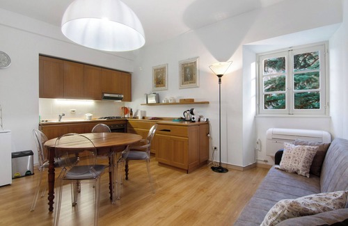 Tremezzina Apartment | Holiday Apartment "La Contessa" with Private Garden, Wi-Fi & Air Conditioning