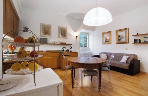 Tremezzina Apartment | Holiday Apartment "La Contessa" with Private Garden, Wi-Fi & Air Conditioning