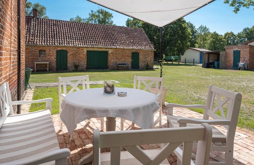 Neu Kaliss Apartment | Holiday Apartment "Landhaus Heiddorf" with 2 Comfortable Bedrooms, Terrace with Barbecue and Sun Loungers