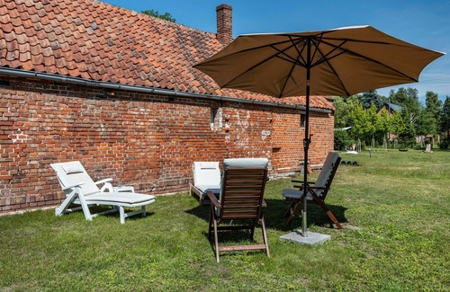 Neu Kaliss Apartment | Holiday Apartment "Landhaus Heiddorf" with 2 Comfortable Bedrooms, Terrace with Barbecue and Sun Loungers