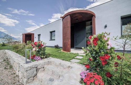 Cermes Apartment | Holiday Apartment "Matthäus" with Mountain View, Wi-Fi, Garden & Terrace