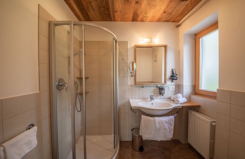 Santa Valburga Apartment | Holiday Apartment 'Pöder Flimkanzel' with Mountain View, Balcony, Shared Garden & Wi-Fi