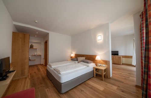 Santa Valburga Apartment | Holiday Apartment 'Pöder Goldlahn' with Mountain View, Balcony, Shared Garden & Wi-Fi