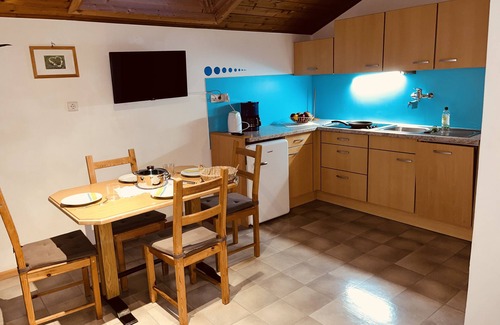 Castelrotto Apartment | Holiday Apartment 'Residenz Zirmer Wohnung Wasser' with Mountain View, Shared Garden and Wi-Fi