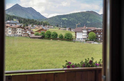 Maranza Apartment | Holiday Apartment "Residenz Condor Schlern" with Mountain View, Sauna & Garden