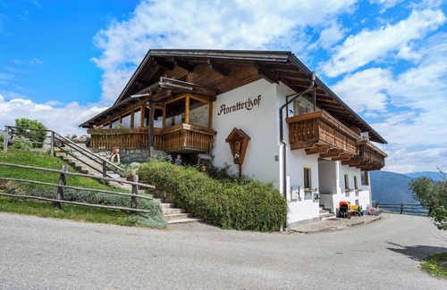 Spinga Apartment | Holiday Apartment 'Schwalbennest' with Mountain View, Wi-Fi, Balcony and Garden