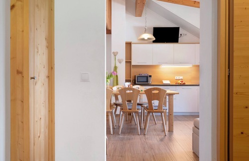 Issengo Apartment | Holiday Apartment "Stiflerhof Apt Edelweiss" with Mountain View, Shared Garden & Wi-Fi