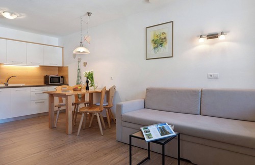 Issengo Apartment | Holiday Apartment "Stiflerhof Apt Arnika" with Mountain View, Balcony & Wi-Fi