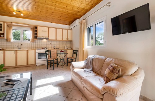 Agios Ioannis Apartment | Holiday Apartment "Virginia" with Mountain View, Shared Terrace & Wi-Fi