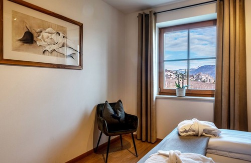 Berg/Monte Apartment | Holiday Apartment "Weingut Lahn Zu Eppan Apt Garten" with Mountain View, Private Garden and Whirlpool