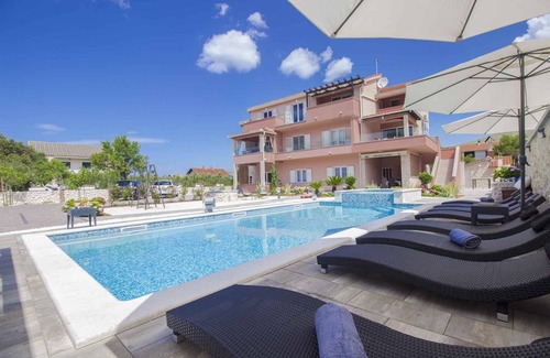Grebastica Apartment | Holiday apartment with terrace and pool