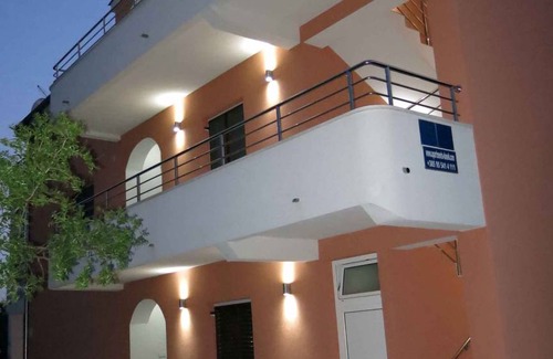 Srima Apartment | Holiday apartment with air conditioning close to the beach