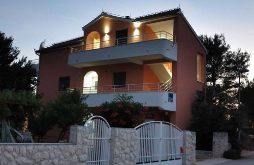 Srima Apartment | Holiday apartment with air conditioning close to the beach
