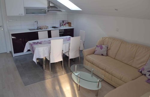 Srima Apartment | Holiday apartment with air conditioning and balcony near the beach