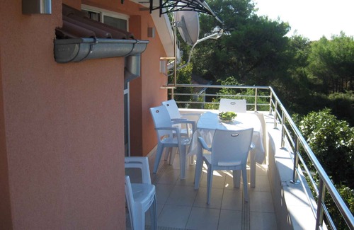 Srima Apartment | Holiday apartment with air conditioning and balcony near the beach