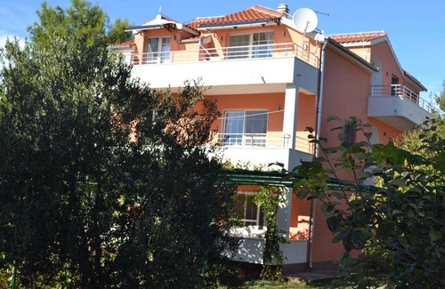 Srima Apartment | Holiday apartment with air conditioning and balcony near the beach