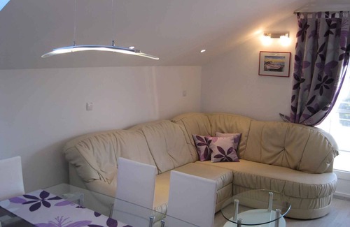 Srima Apartment | Holiday apartment with air conditioning and balcony near the beach