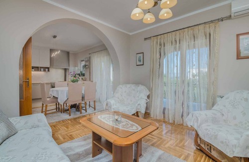 Porat Apartment | Holiday apartment with garden and barbecue
