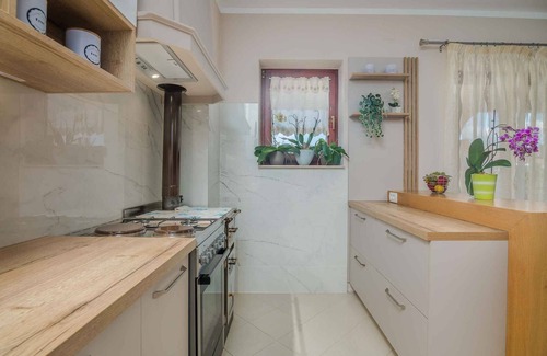 Porat Apartment | Holiday apartment with garden and barbecue