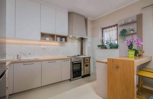 Porat Apartment | Holiday apartment with garden and barbecue