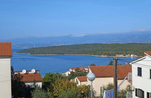 Njivice Apartment | Holiday apartment with air conditioning, Internet and sea view
