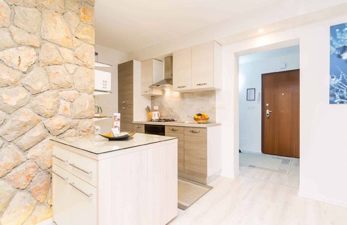 Njivice Apartment | Holiday apartment with terrace and air conditioning