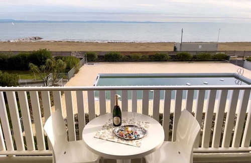 Lignano Sabbiadoro Apartment | Holiday apartment with balcony, internet and pool