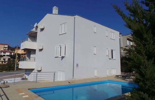Ribarica Apartment | Holiday apartment with use of pool