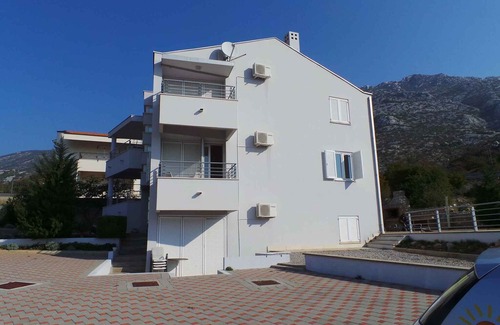 Ribarica Apartment | Holiday apartment with use of pool