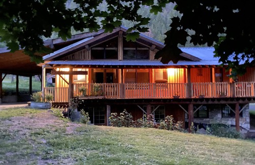 Central Kootenay House | Holiday Creek Vacation Rental
